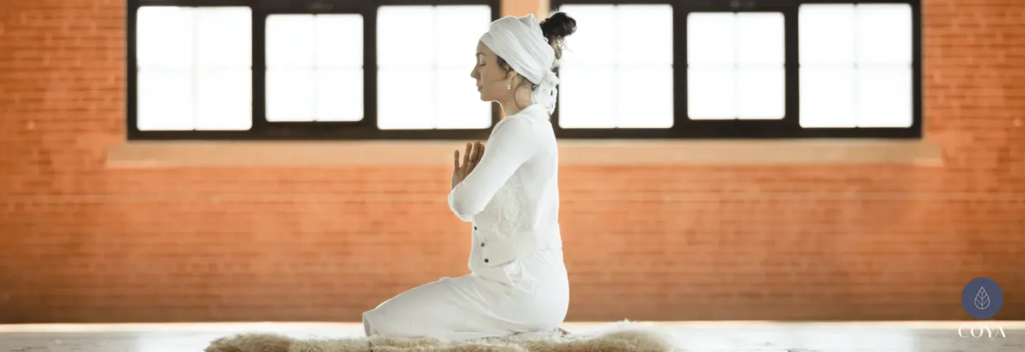 Μια γυναίκα που κάνει Kundalini yoga