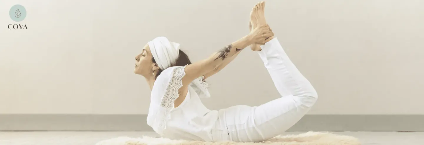Μια γυναίκα που εκτελεί μια στάση kundalini yoga