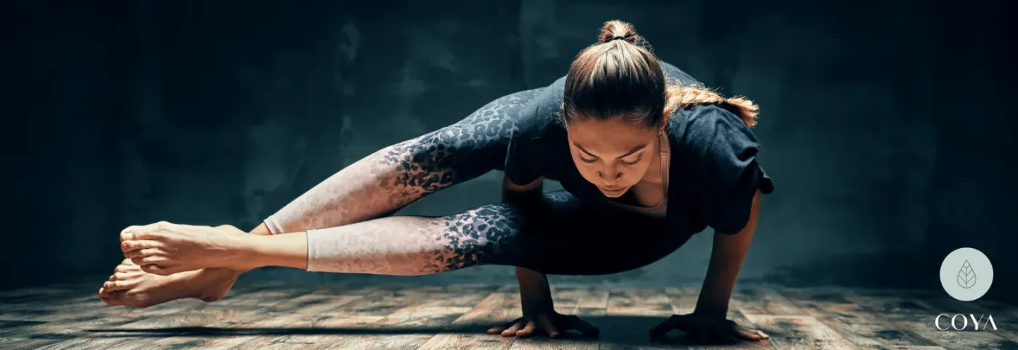 Μια γυναίκα που ασκεί Power Yoga σε εσωτερικό χώρο