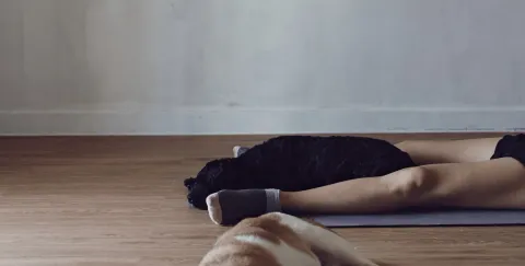 Savasana: Η στάση του πτώματος, για χαλάρωση και ανακούφιση από το στρες