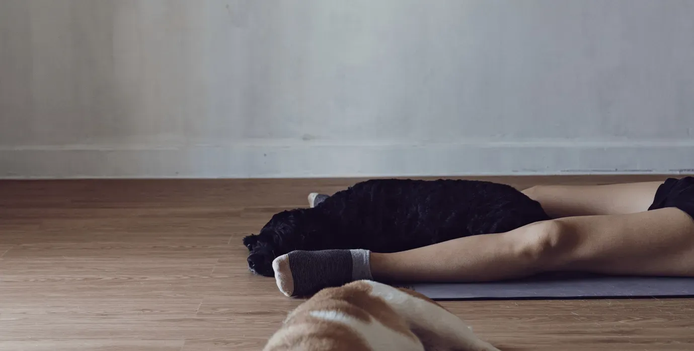 Savasana: Η στάση του πτώματος, για χαλάρωση και ανακούφιση από το στρες