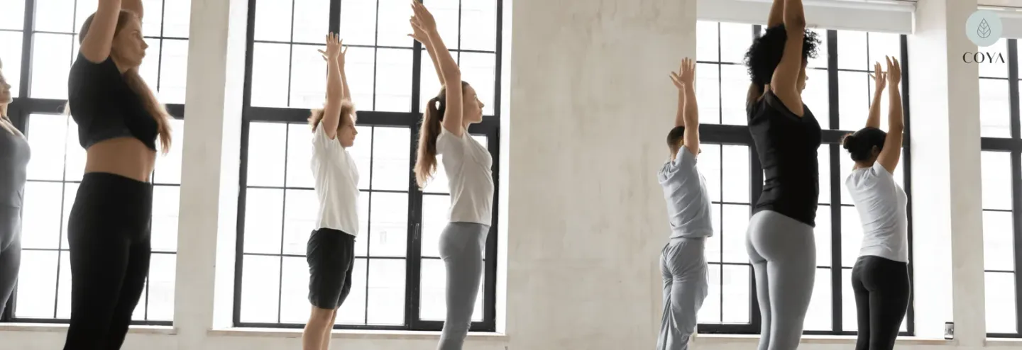 Γυναίκες που εκτελούν Tadasana