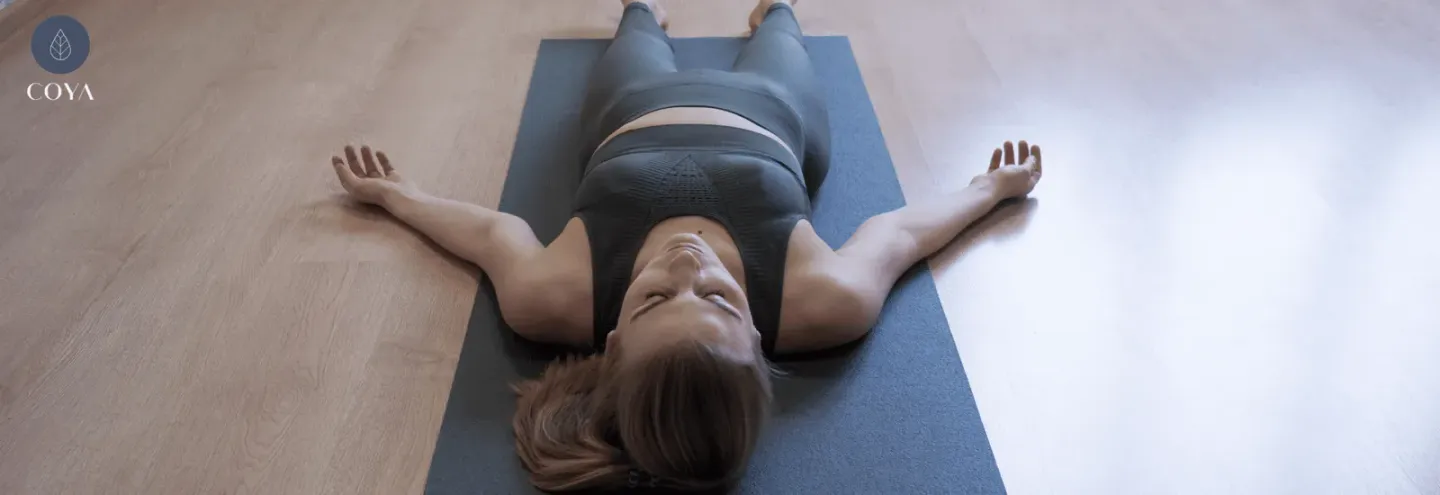 Μια γυναίκα που εκτελεί yoga nidra